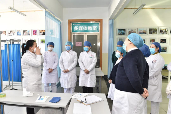 严谨研练 筑牢防线——和济医院第二批支援发热门诊医务人员加强岗前培训，聚焦教学演示用品规范操作
